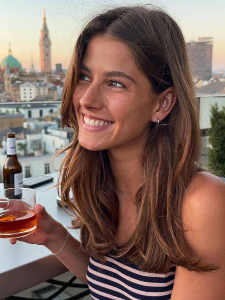 Cita en una azotea al atardecer